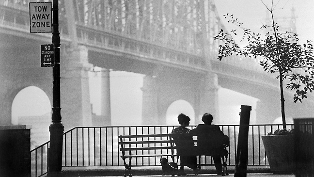 NEW YORK, NY - JANUARY 1: ScFne du film "Manhattan" (1979) de Woody Allen dans laquelle le rTalisateur et acteur amTricain apparaet assis sur un banc au c(tT de l'actrice Diane Keaton devant le pont de Queensborough a New-York. Picture taken in 1979 during the shooting of the movie 'Manhattan' showing American director and actor Woody Allen (R) with American actress Diane Keaton in front of Queensborough bridge in New-York (Photo credit should read STF/AFP/Getty Images)